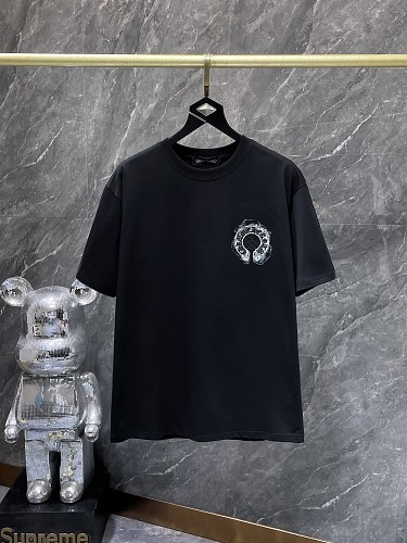 【Chrome Hearts】26SS ホースシュー クロス刺繍 ハンドペイント 半袖Tシャツ 280g ヘビーウェイト メンズ レディース 【995】 3 【Chrome Hearts】26SS ホースシュー クロス刺繍 ハンドペイント 半袖Tシャツ 280g ヘビーウェイト メンズ レディース 【995】 - 画像 (3)